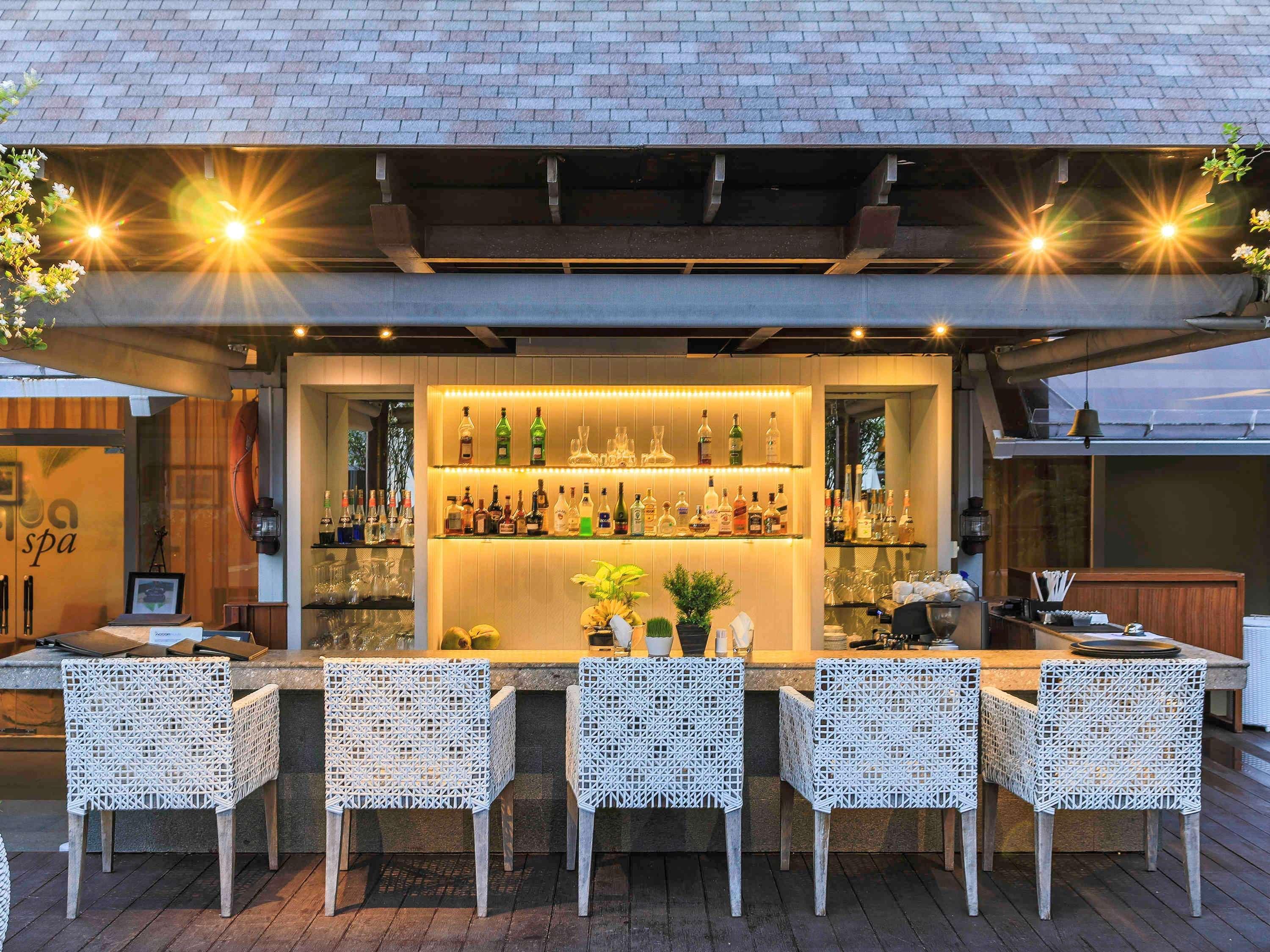 库塔海滩遗产酒店 - 由雅高酒店集团管理 庫塔 外观 照片 The bar at the rooftop pool