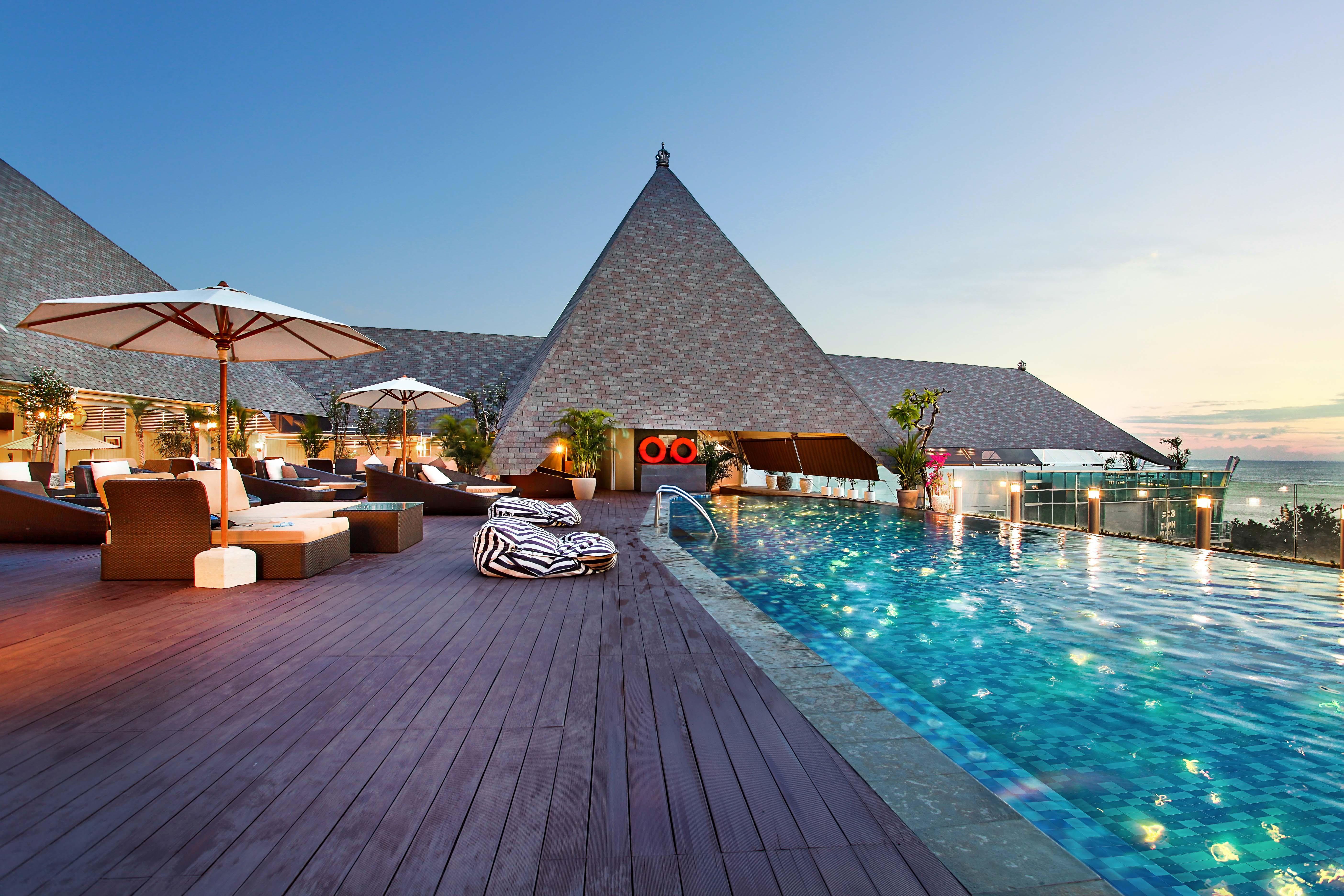 库塔海滩遗产酒店 - 由雅高酒店集团管理 庫塔 外观 照片 The rooftop pool at the hotel