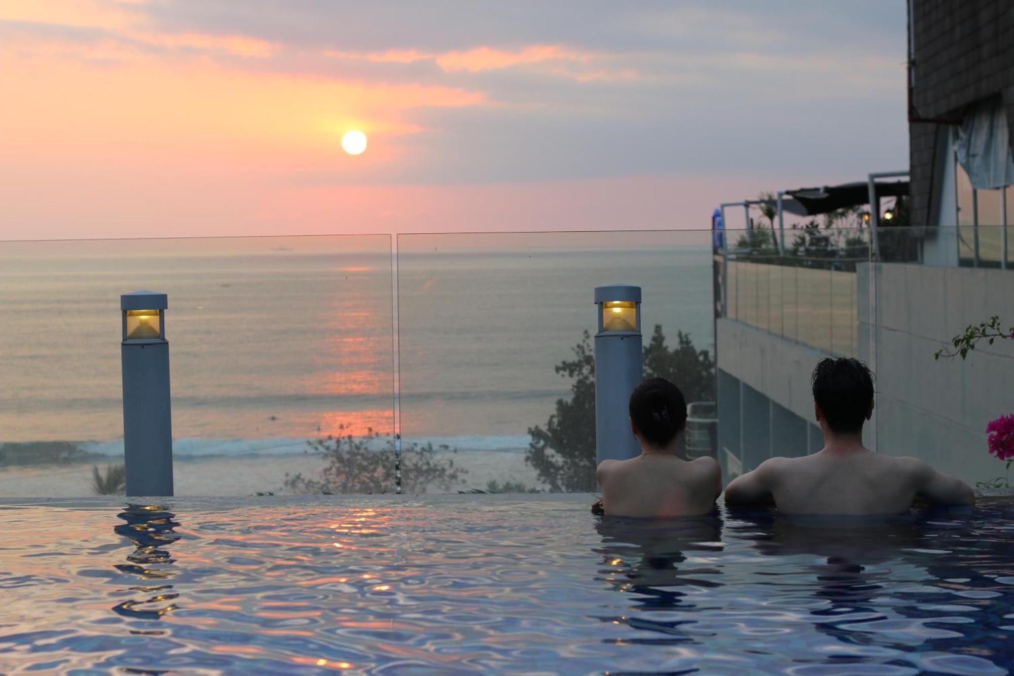 库塔海滩遗产酒店 - 由雅高酒店集团管理 庫塔 外观 照片 Infinity pool at the Royal Beach Palace, Greece