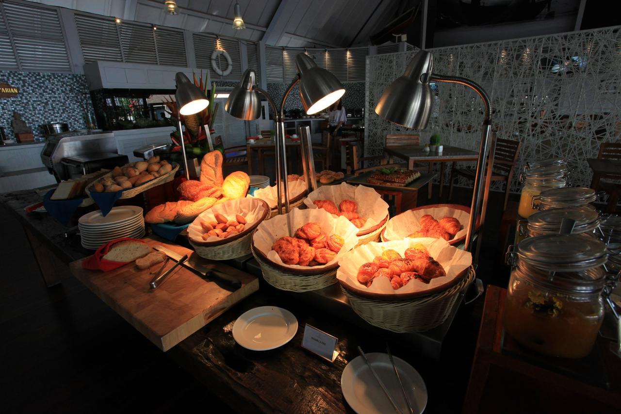 库塔海滩遗产酒店 - 由雅高酒店集团管理 庫塔 外观 照片 A chafing dish with food