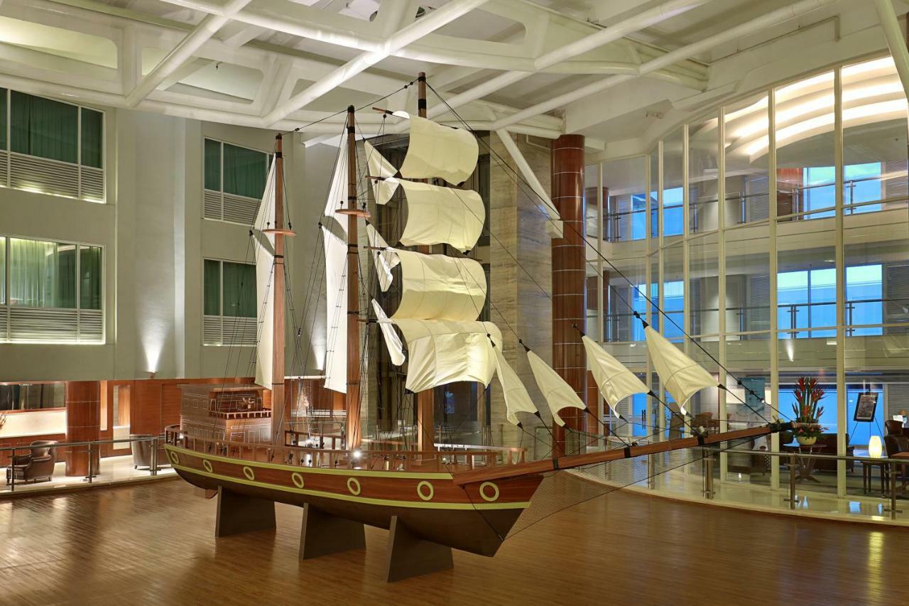库塔海滩遗产酒店 - 由雅高酒店集团管理 庫塔 外观 照片 The ship in the lobby of the hotel