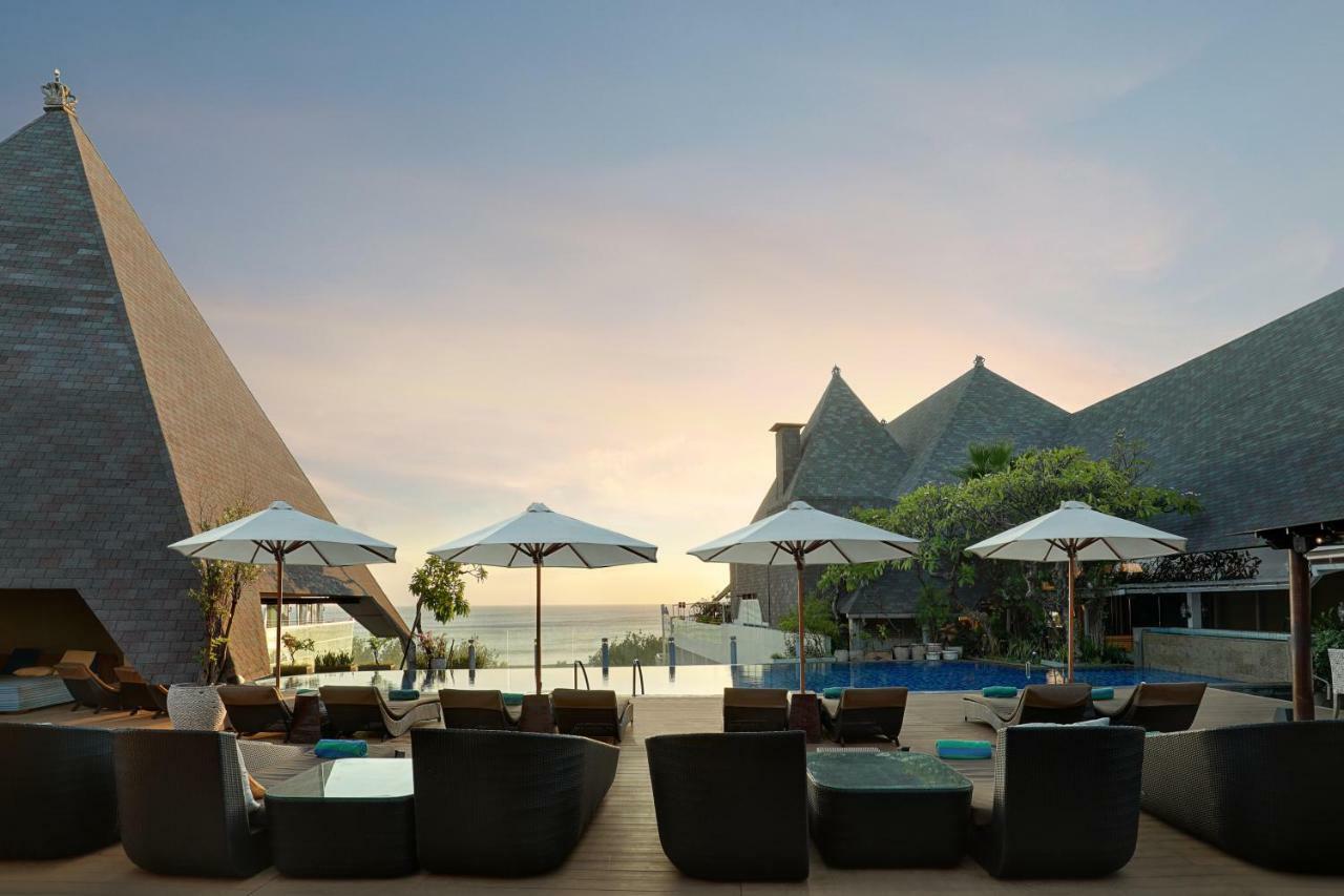 库塔海滩遗产酒店 - 由雅高酒店集团管理 庫塔 外观 照片 The resort's pool